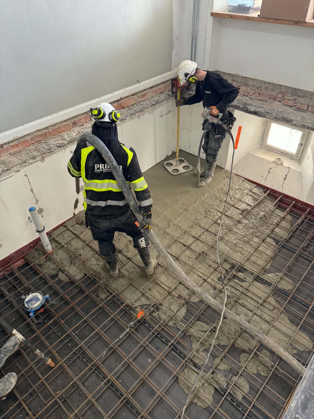 Probar gjuter ett armerat bjälklag med pump och laser