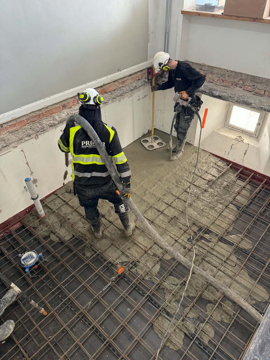 Probar gjuter ett armerat bjälklag med pump och laser
