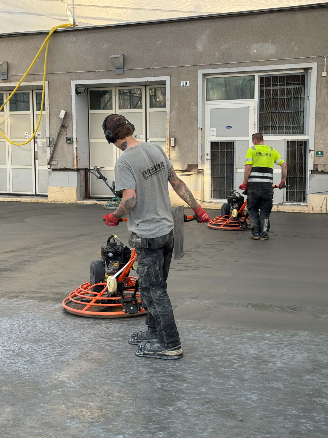Probar helikopterglättar ett betonggolv