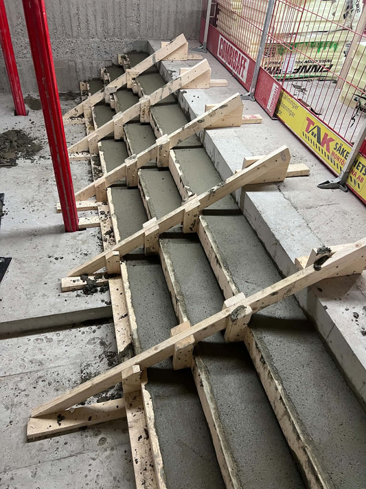 Nygjuten betongtrappa i form